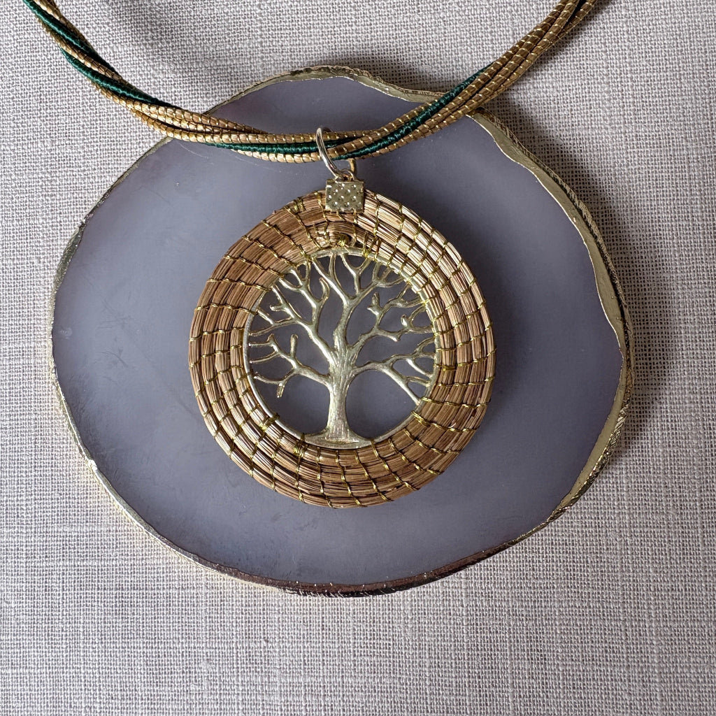 Collier Capim Dourado et buriti vert avec pendentif arbre