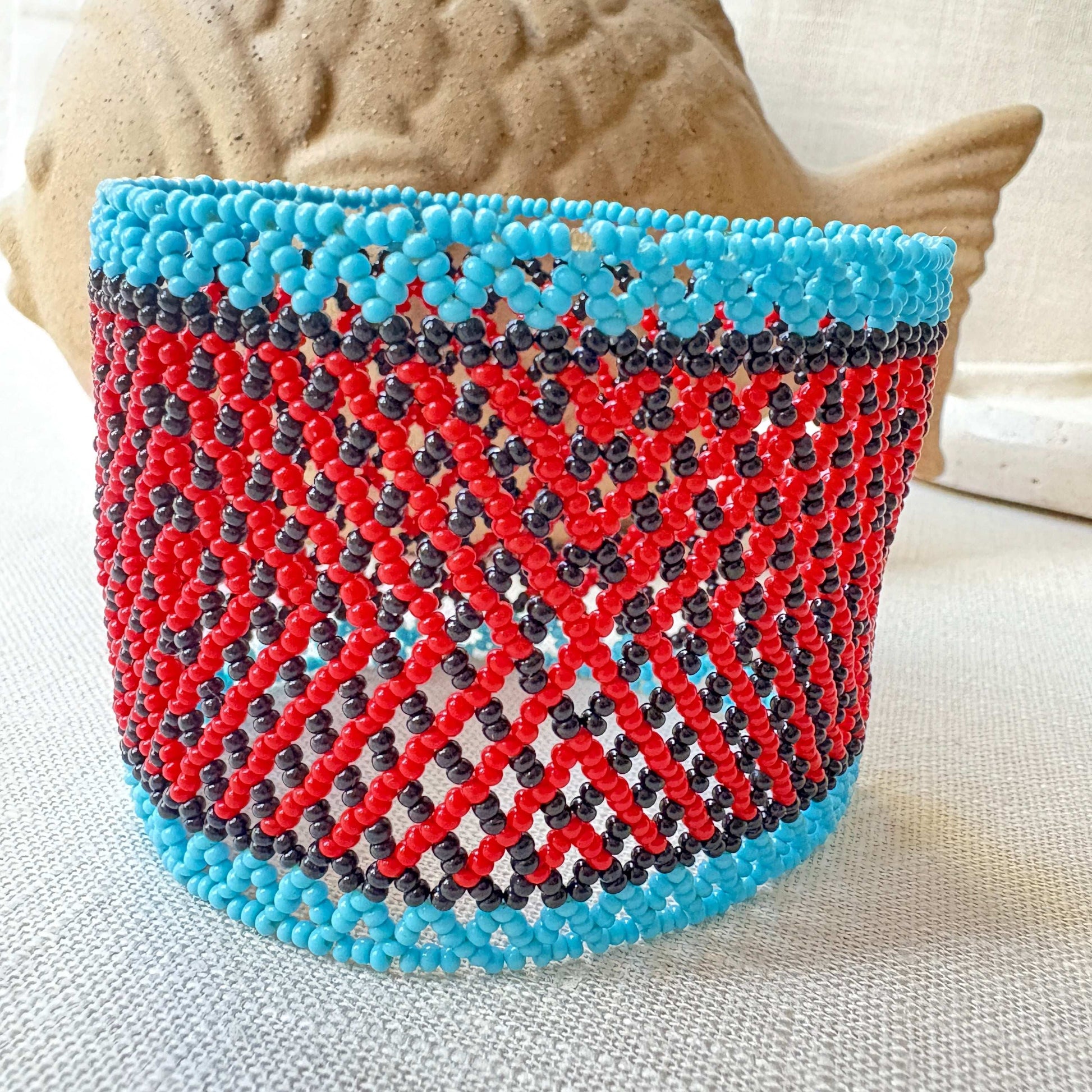 Bracelet en perles de verre (Miçanga) - rouge, noir et bleu - Ethnie Mehinako