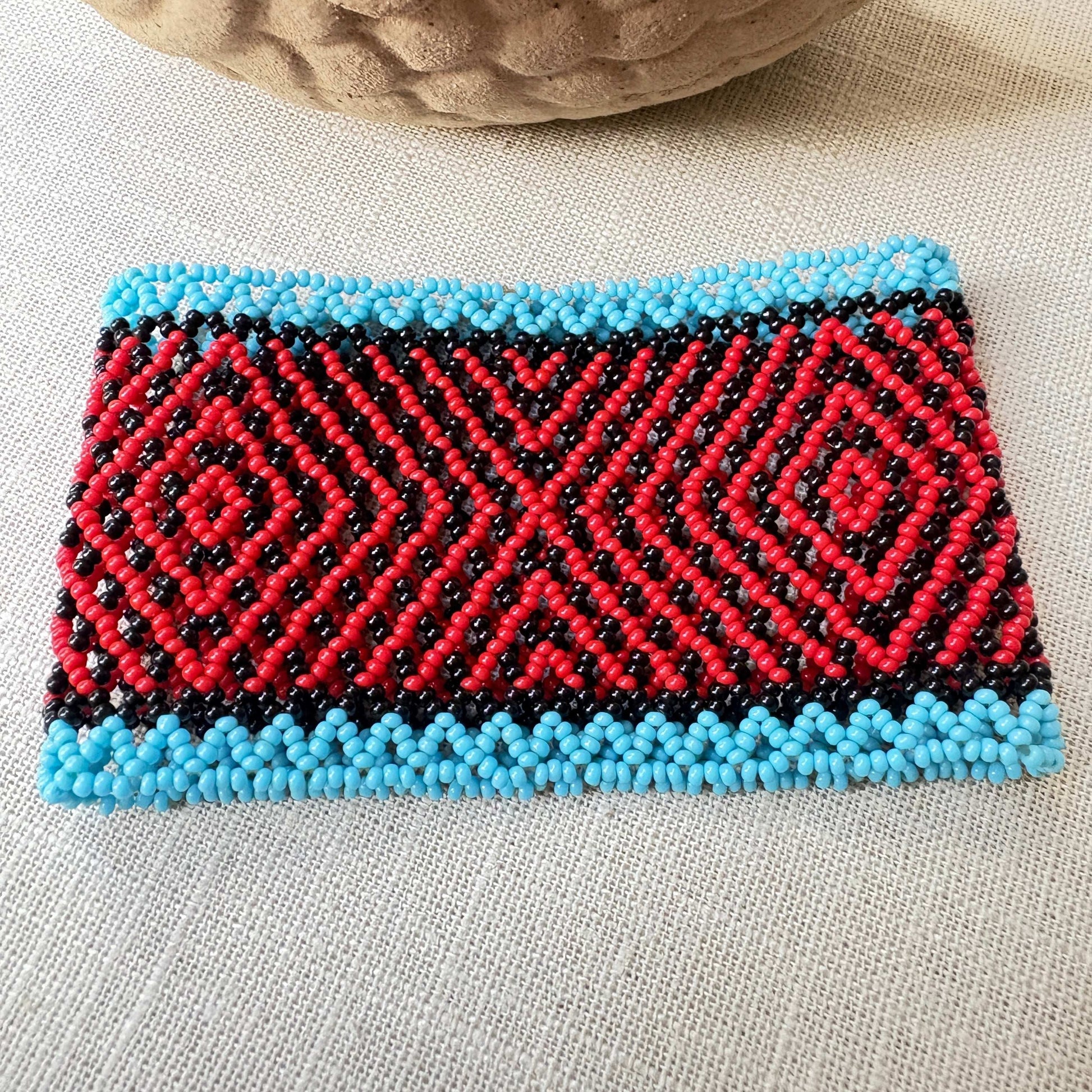 Bracelet en perles de verre (Miçanga) - rouge, noir et bleu - Ethnie Mehinako