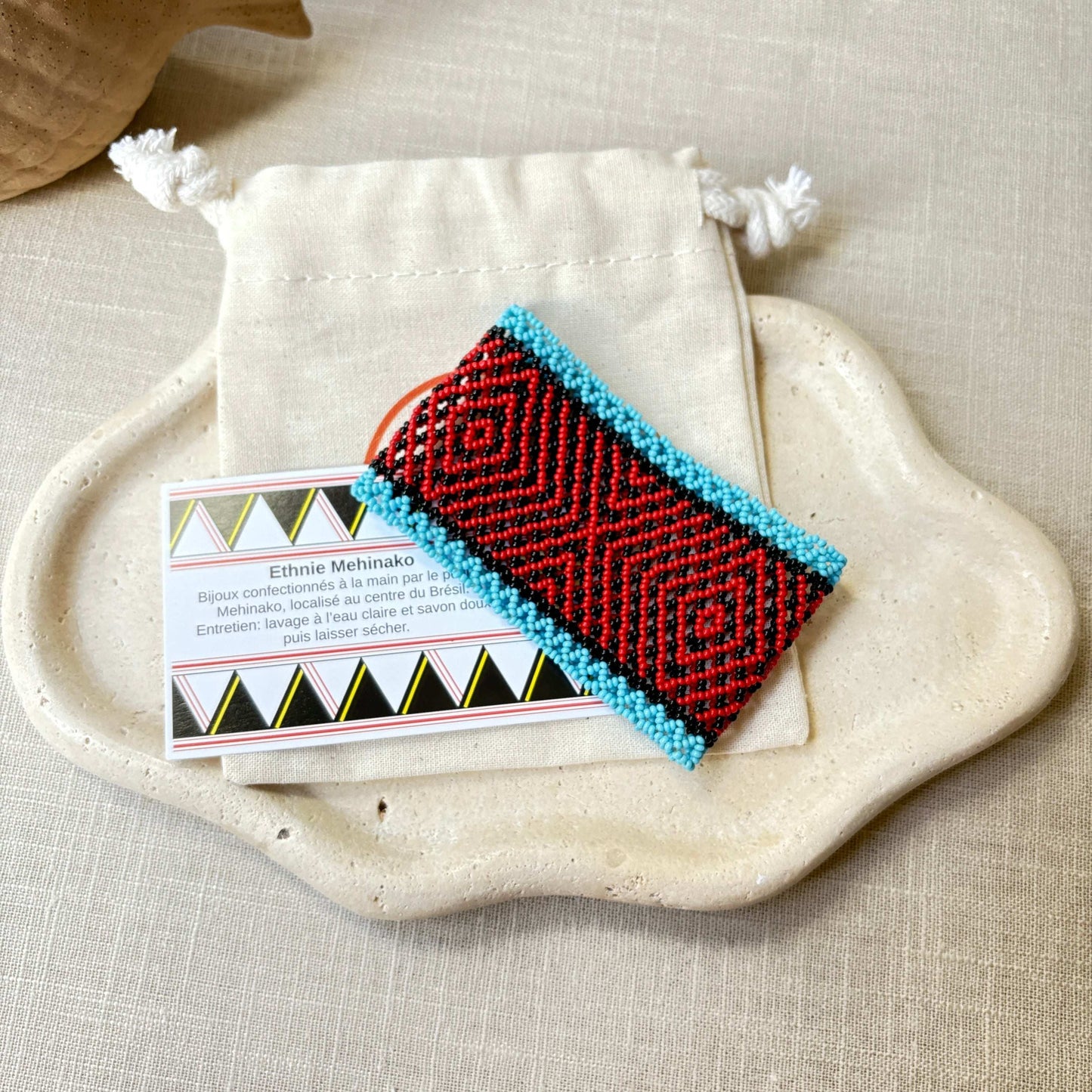 Bracelet en perles de verre (Miçanga) - rouge, noir et bleu - Ethnie Mehinako