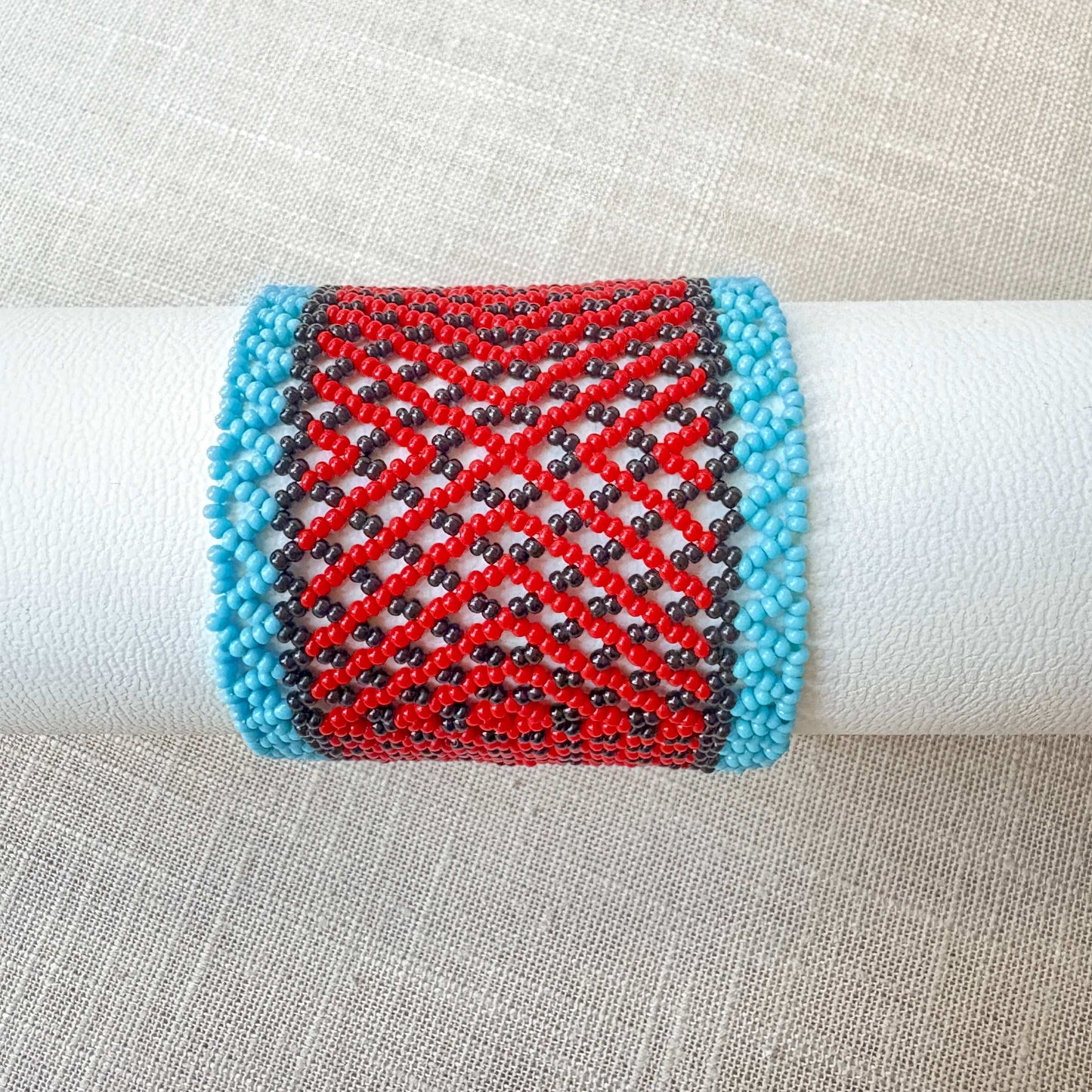 Bracelet en perles de verre (Miçanga) - rouge, noir et bleu - Ethnie Mehinako