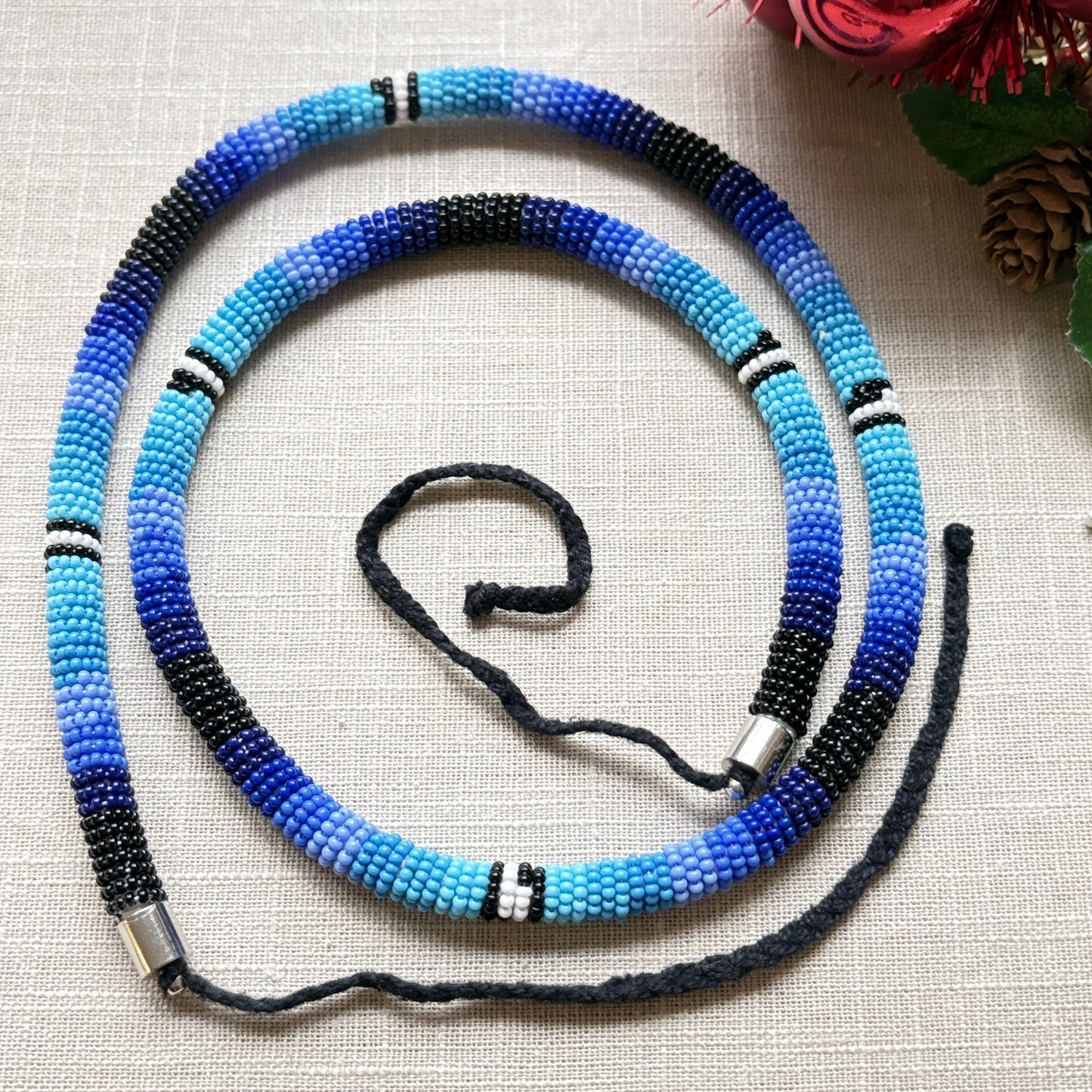 Collier corail en perles de verre (miçanga) - Dégradé bleu - Ethnie Borari