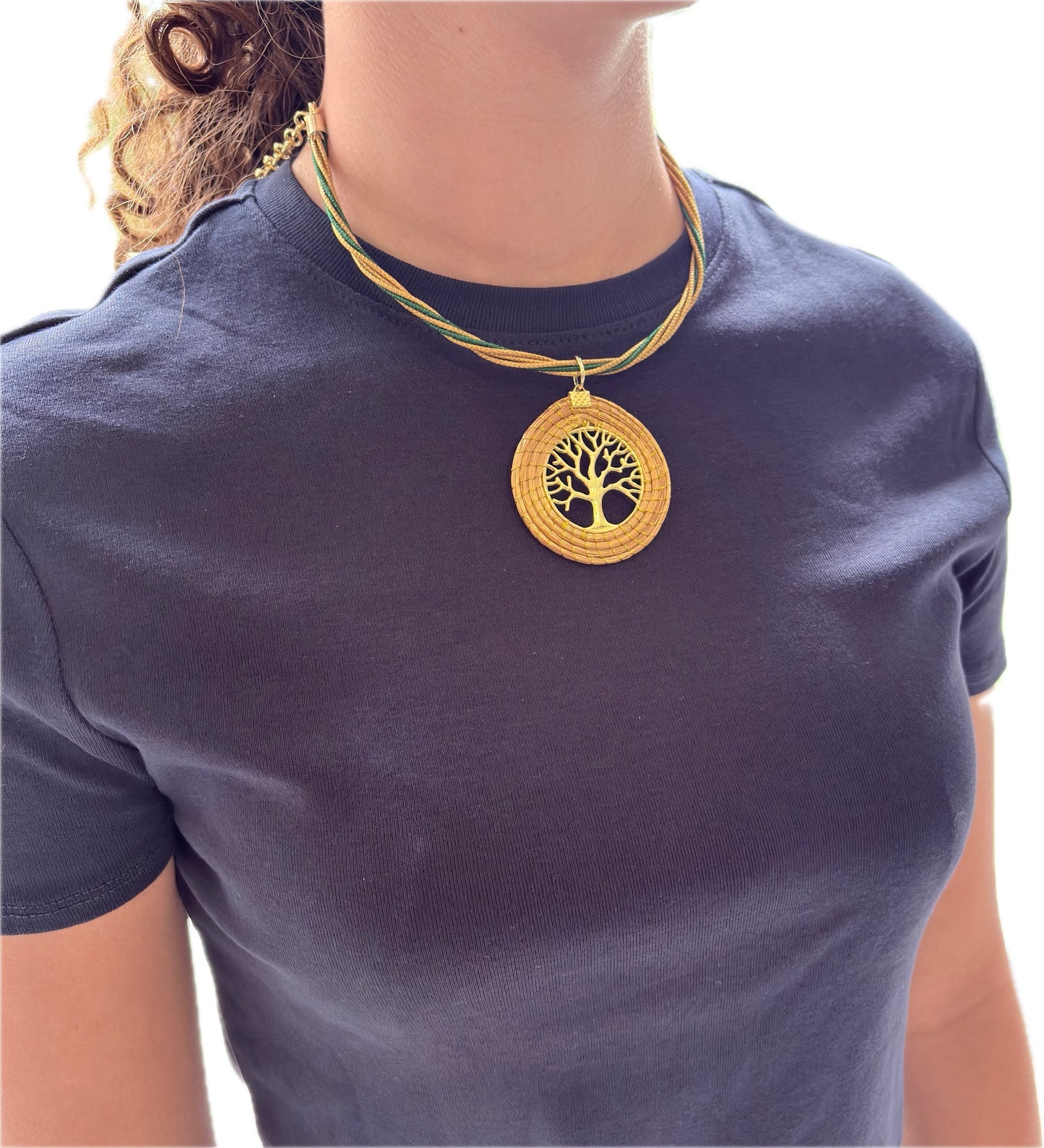 Collier Capim Dourado et buriti vert avec pendentif arbre