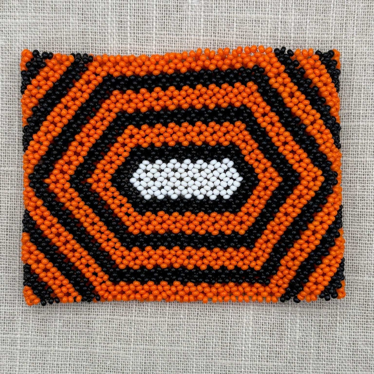 Bracelet en perles de verre (Miçanga) - petite taille - noir orange et blanc - Ethnie Kayapo