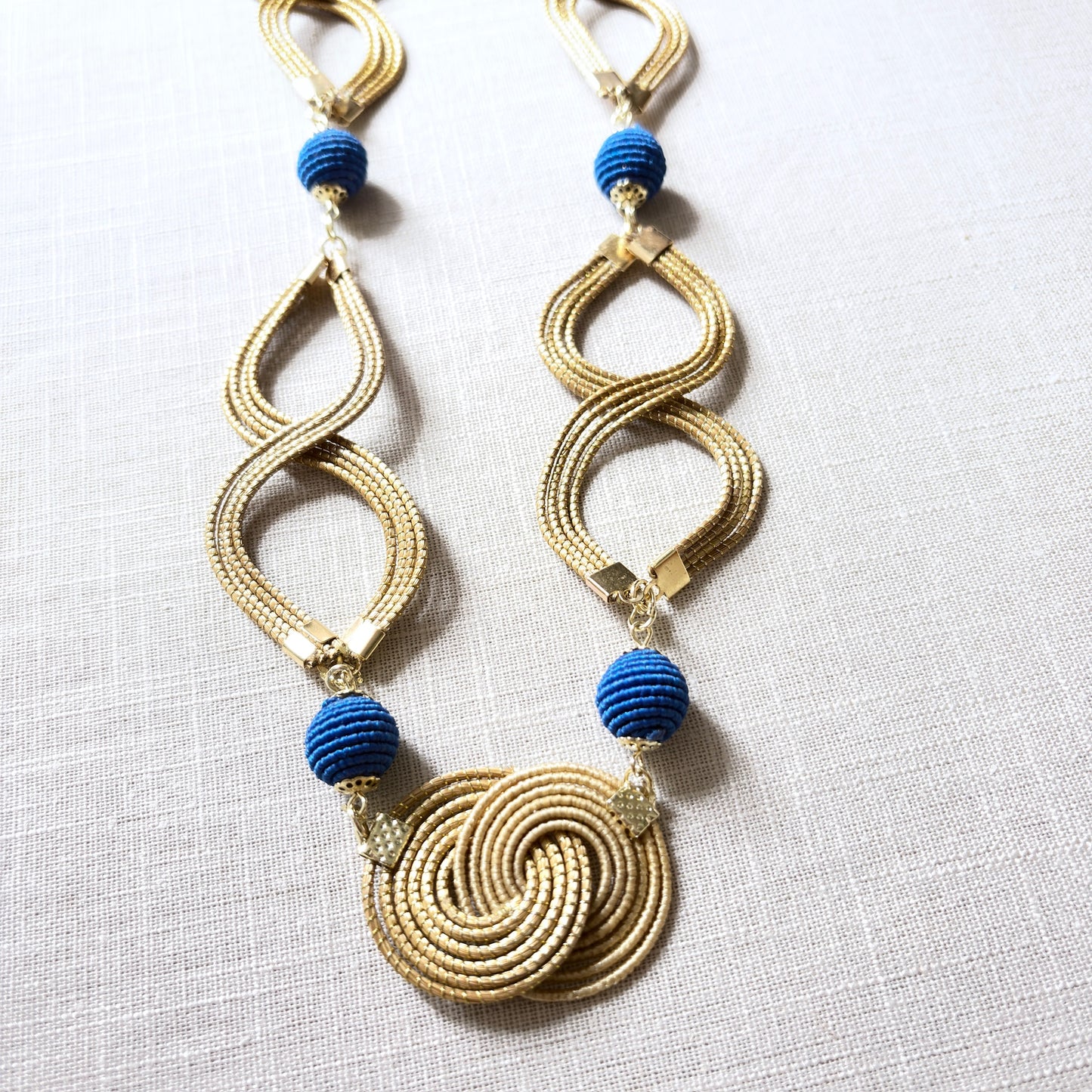 Parure collier et boucles d'oreilles Capim Dourado et buriti bleu