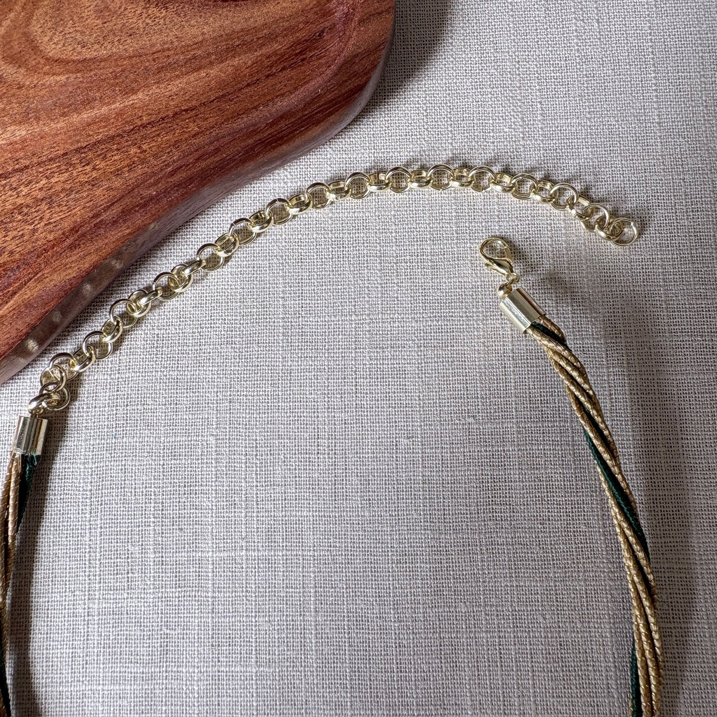 Collier Capim Dourado et buriti vert avec pendentif arbre