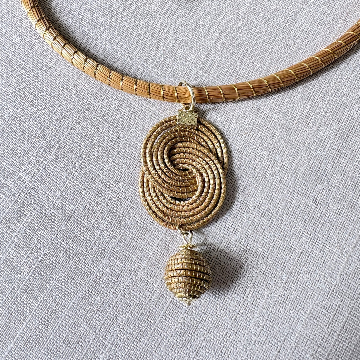 Parure collier et boucles d'oreilles Capim Dourado mandalas croisés et perle
