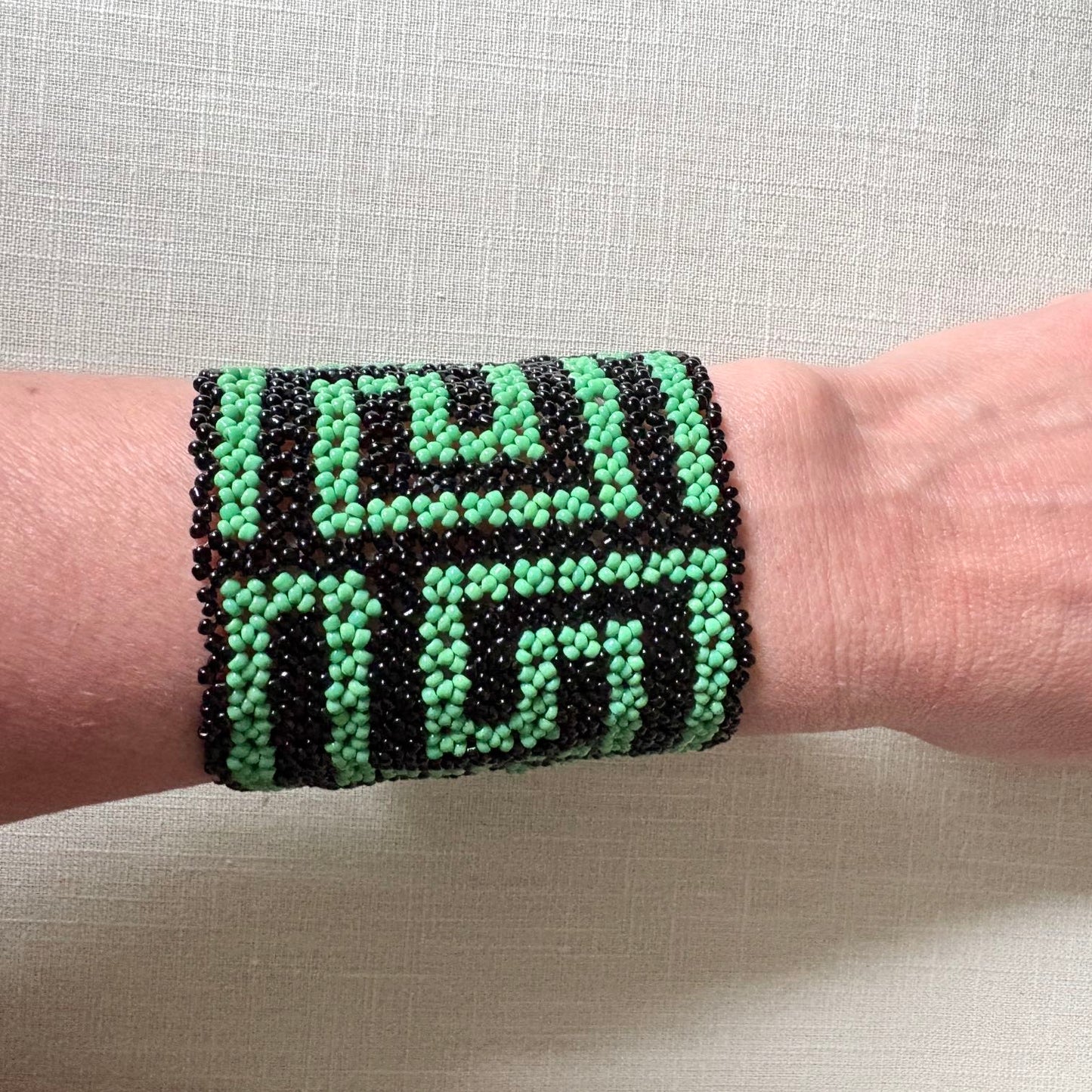 Glass bead bracelet (Miçanga) - medium size - green and black - Kayapo ethnic group