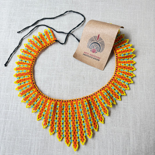 Collier en perles de verre (Miçanga) - orange, jaune et bleu - Ethnie Kayapo