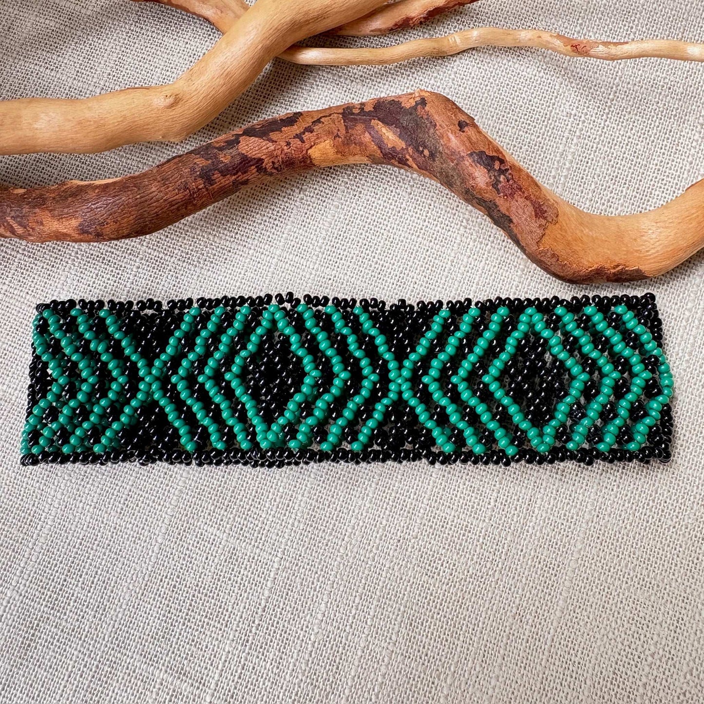 Bracelet en perles de verre (Miçanga) - vert et noir - Ethnie Mehinako