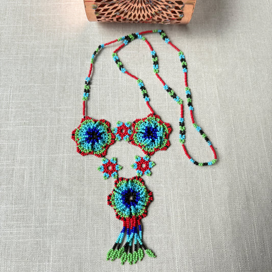 Collier en perles de verre (Miçanga) multicolore - fleurs bleu vert et rouge - Ethnie Arapiun