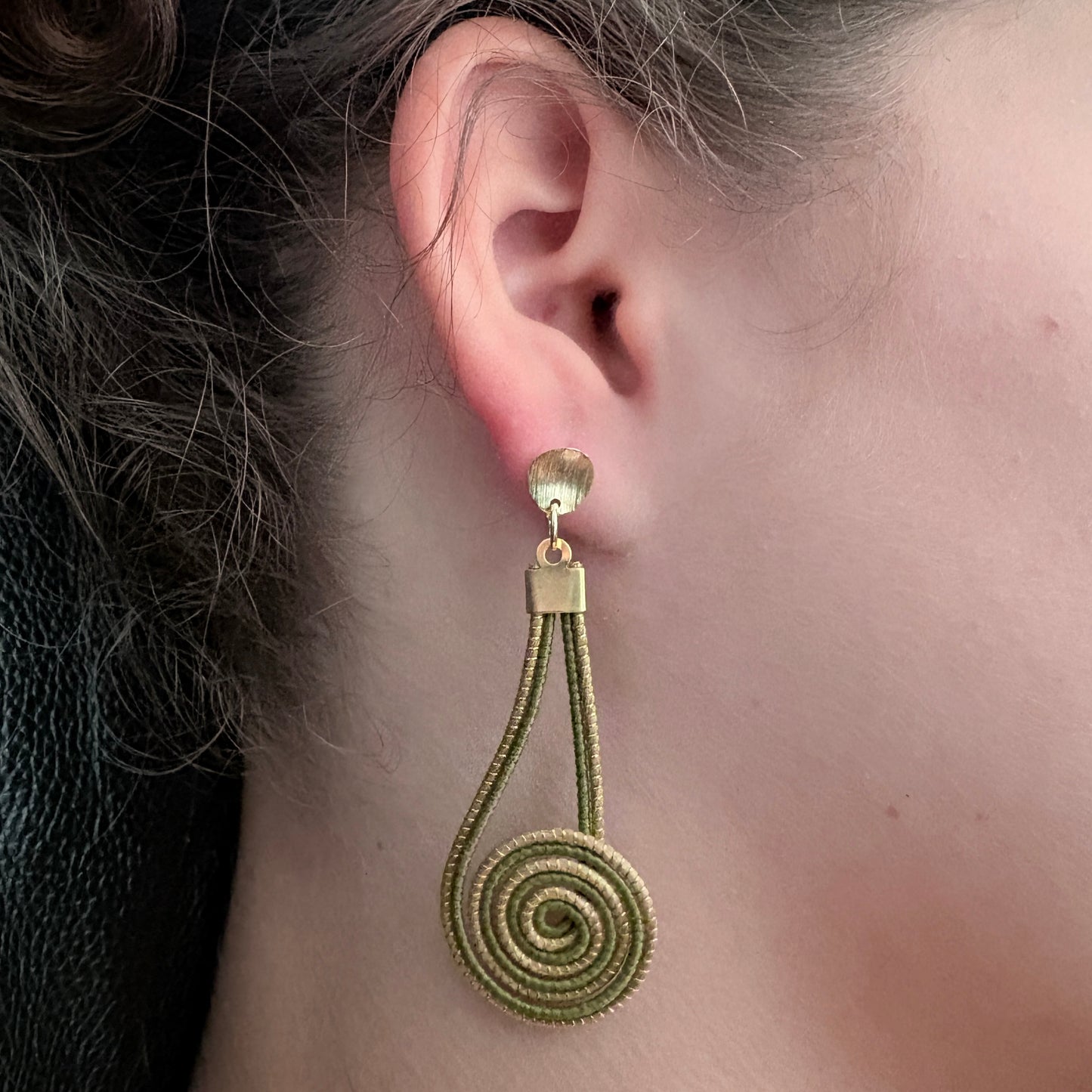 Boucles d'oreilles Capim Dourado et buriti vert spirale
