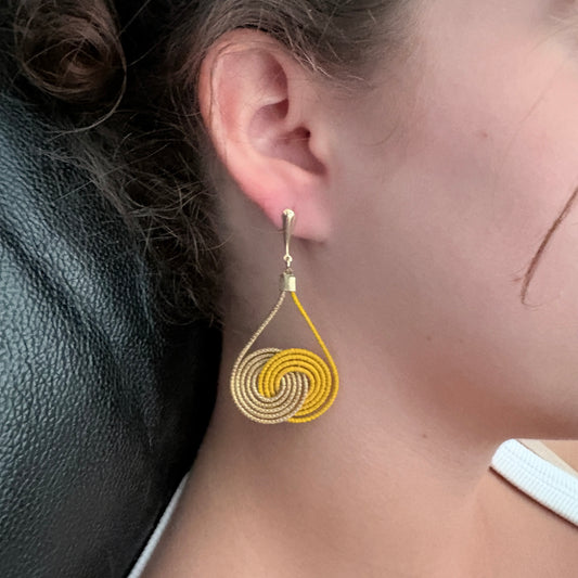 Boucles d'oreilles Capim Dourado et buriti jaune infini