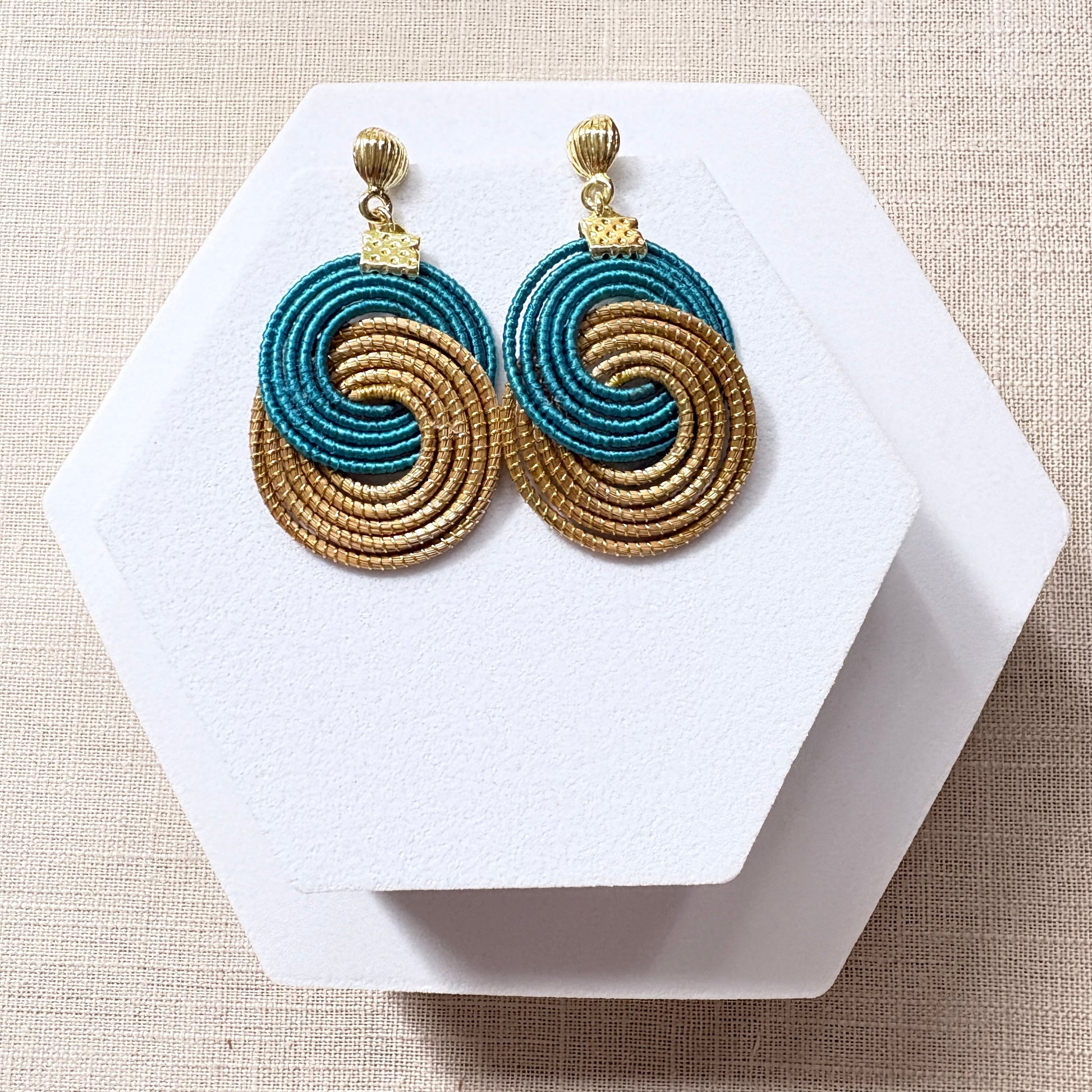Boucles d'oreilles Capim Dourado et buriti bleu canard - AmazoniKaa