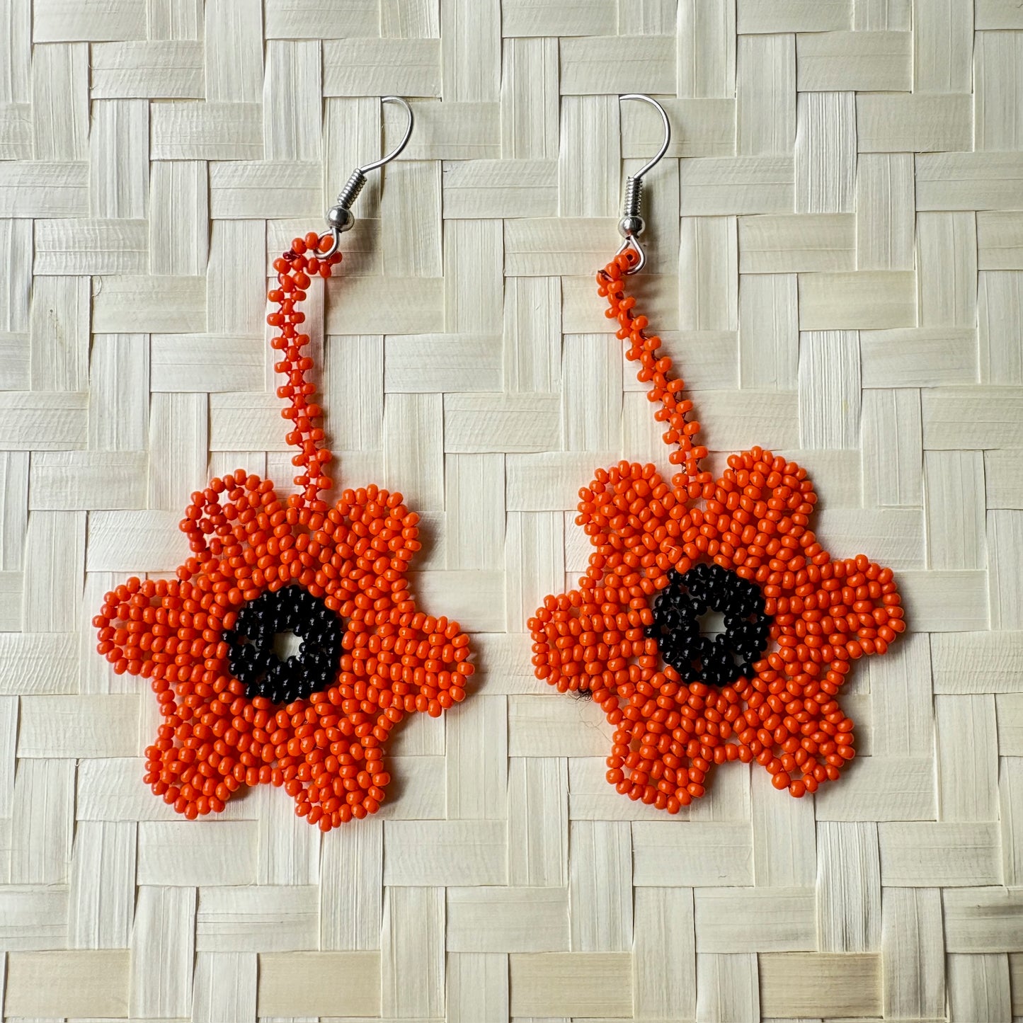 Boucles d'oreilles en perles de verre (miçanga) -  Fleur orange coeur noir- Ethnie Wai Wai (Copie)