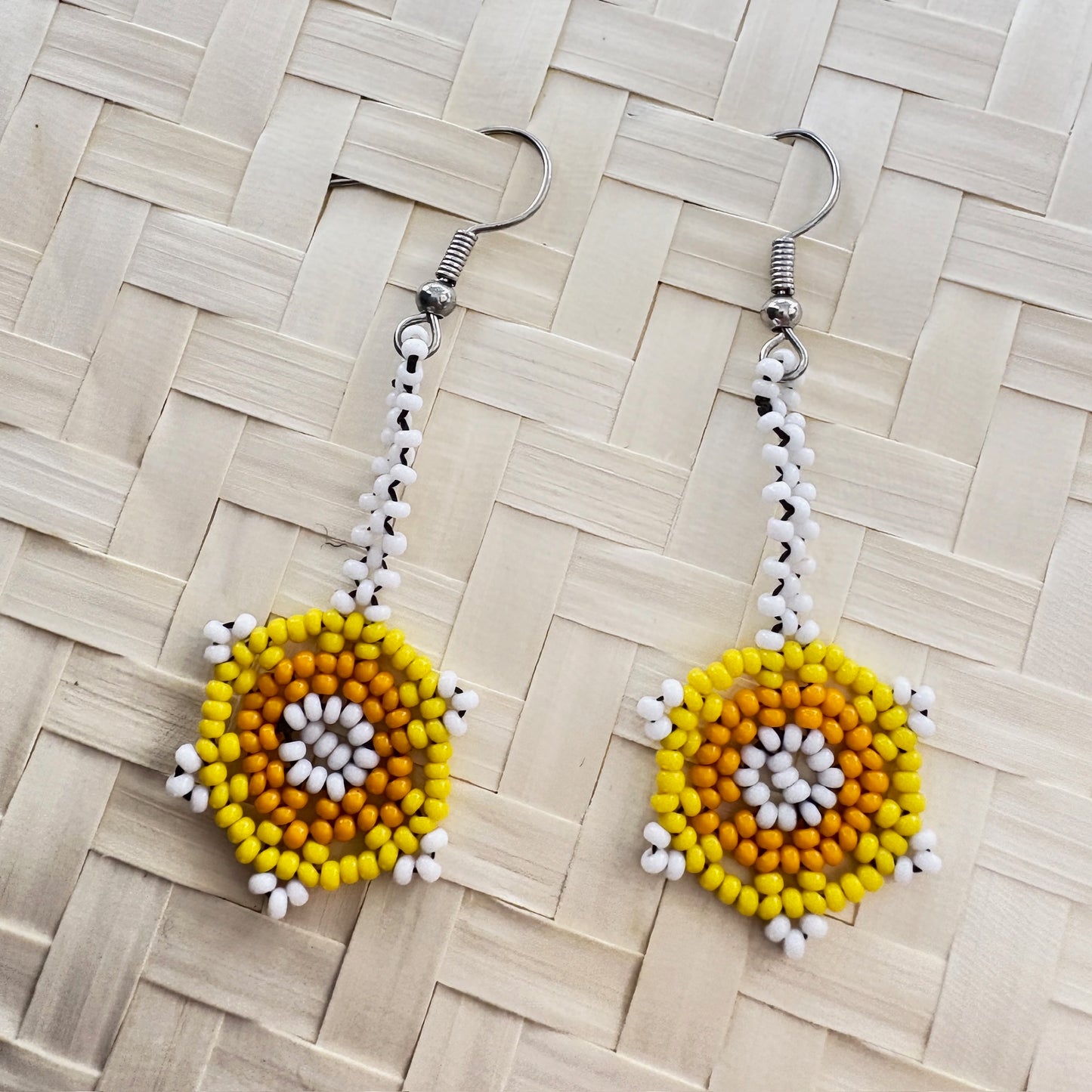 Boucles d'oreilles en perles de verre (miçanga) - Fleur blanche jaune et orange - Ethnie Wai Wai