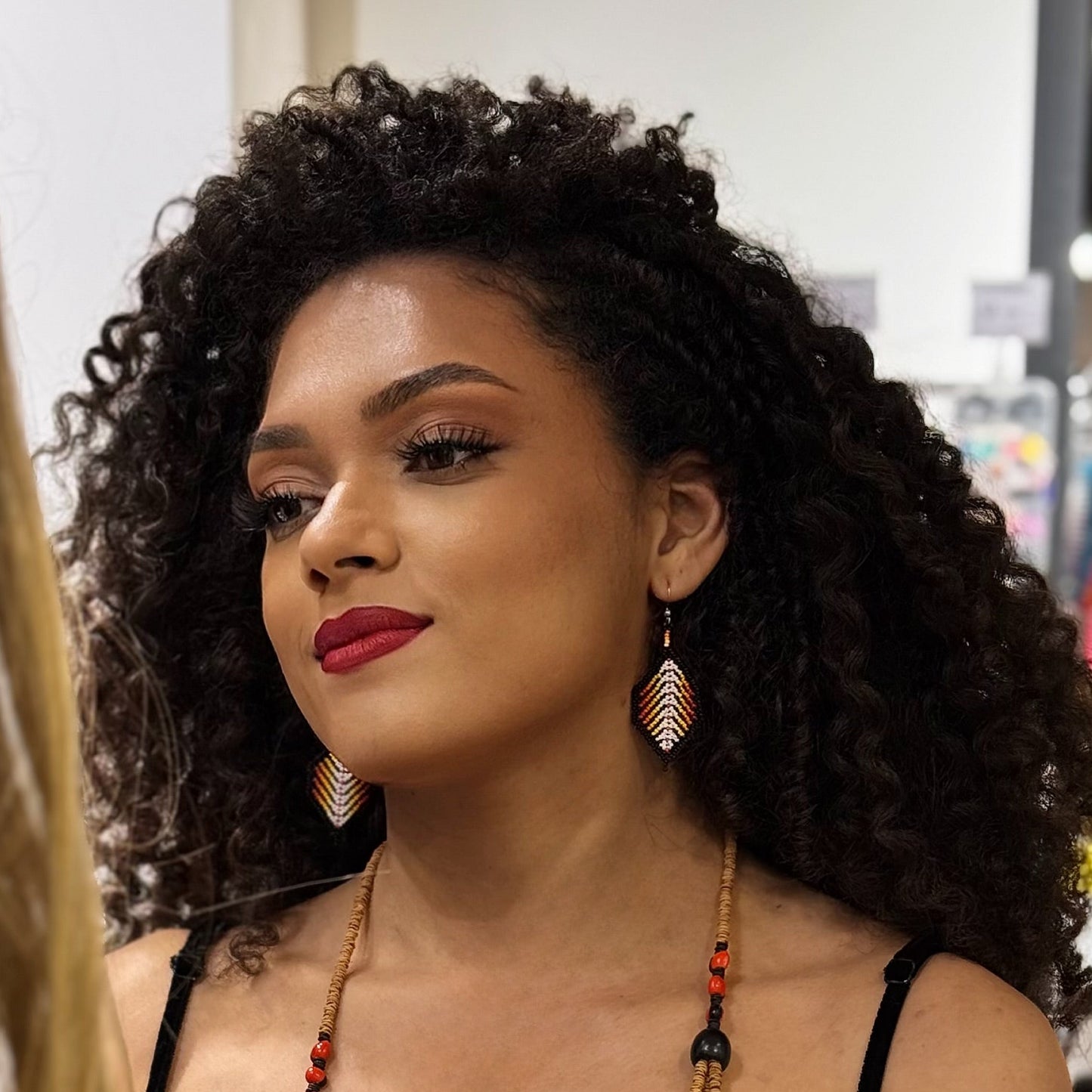 Boucles d'oreilles en perles de verre (Miçanga) - Feuilles noir rouge blanc - Ethnie Borari