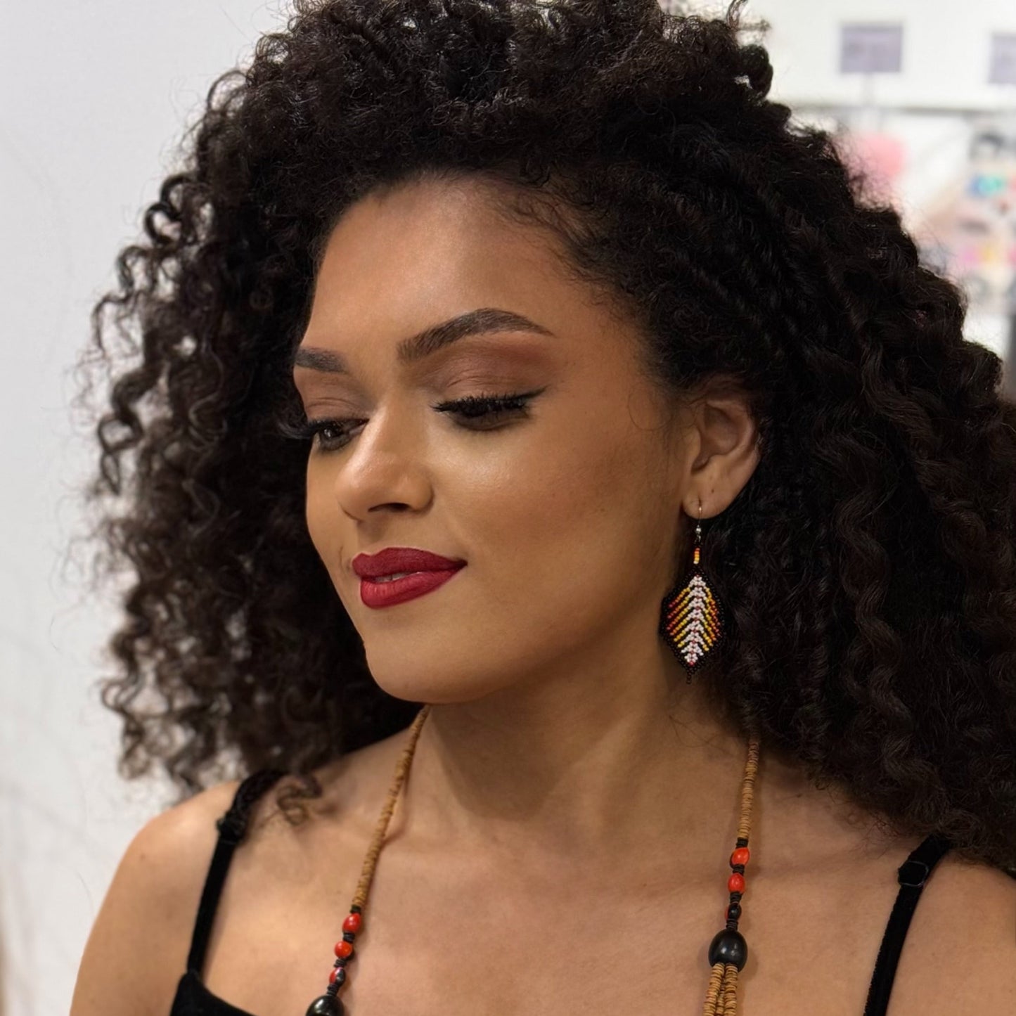 Boucles d'oreilles en perles de verre (Miçanga) - Feuilles noir rouge blanc - Ethnie Borari