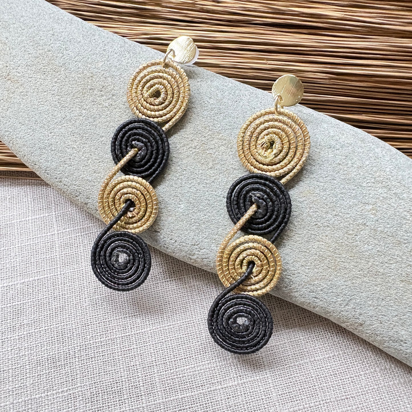 Boucles d'oreilles capim dourado et buriti noir quatre spirales