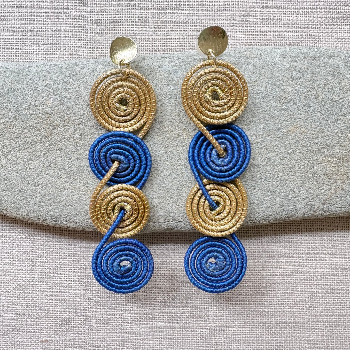 Boucles d'oreilles capim dourado et buriti bleu quatre spirales