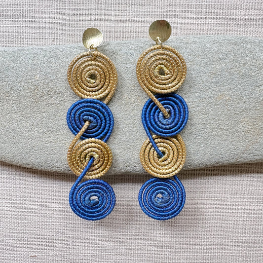 Boucles d'oreilles capim dourado et buriti bleu quatre spirales