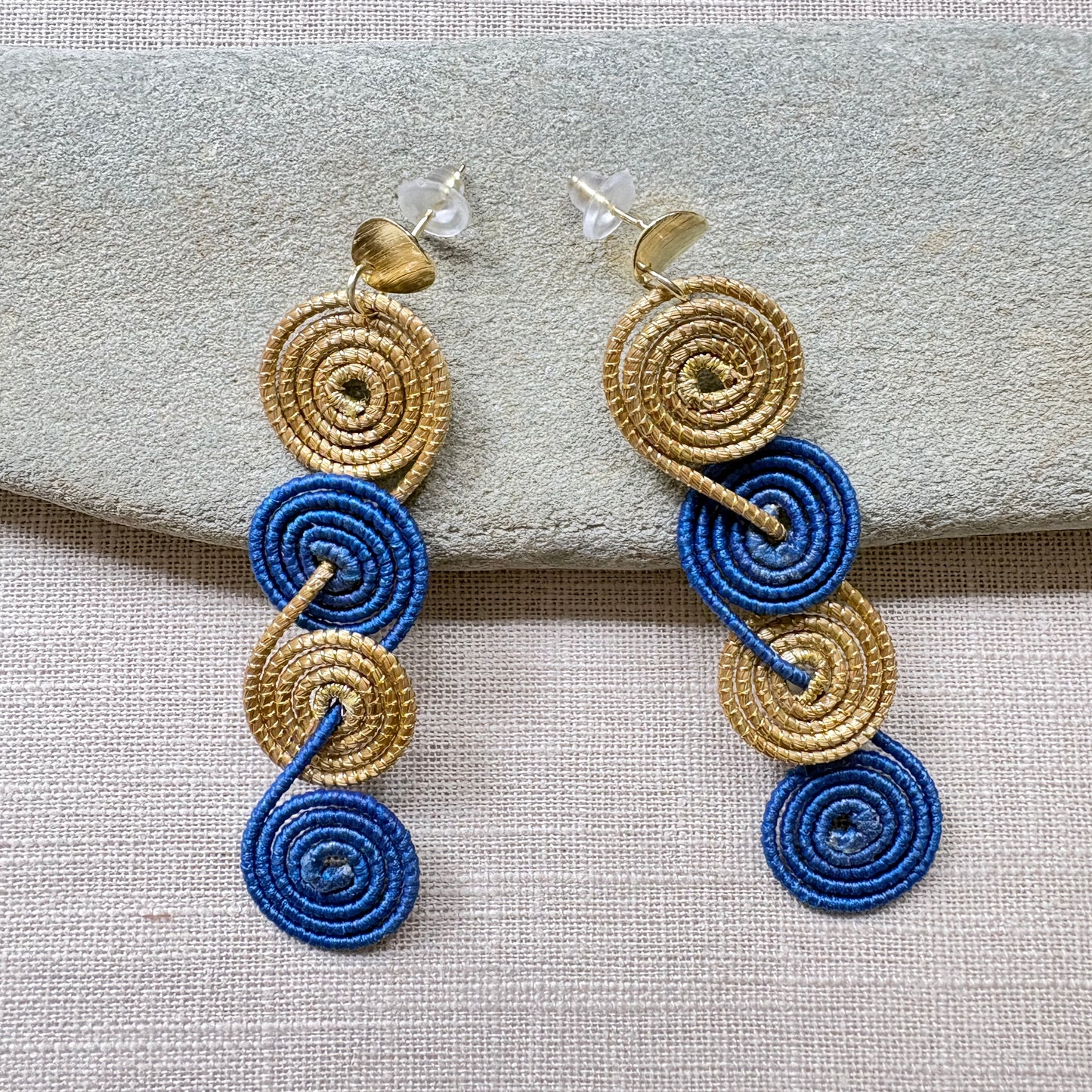 Boucles d'oreilles capim dourado et buriti bleu quatre spirales