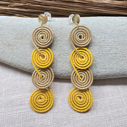 Boucles d'oreilles capim dourado et buriti jaune quatre spirales