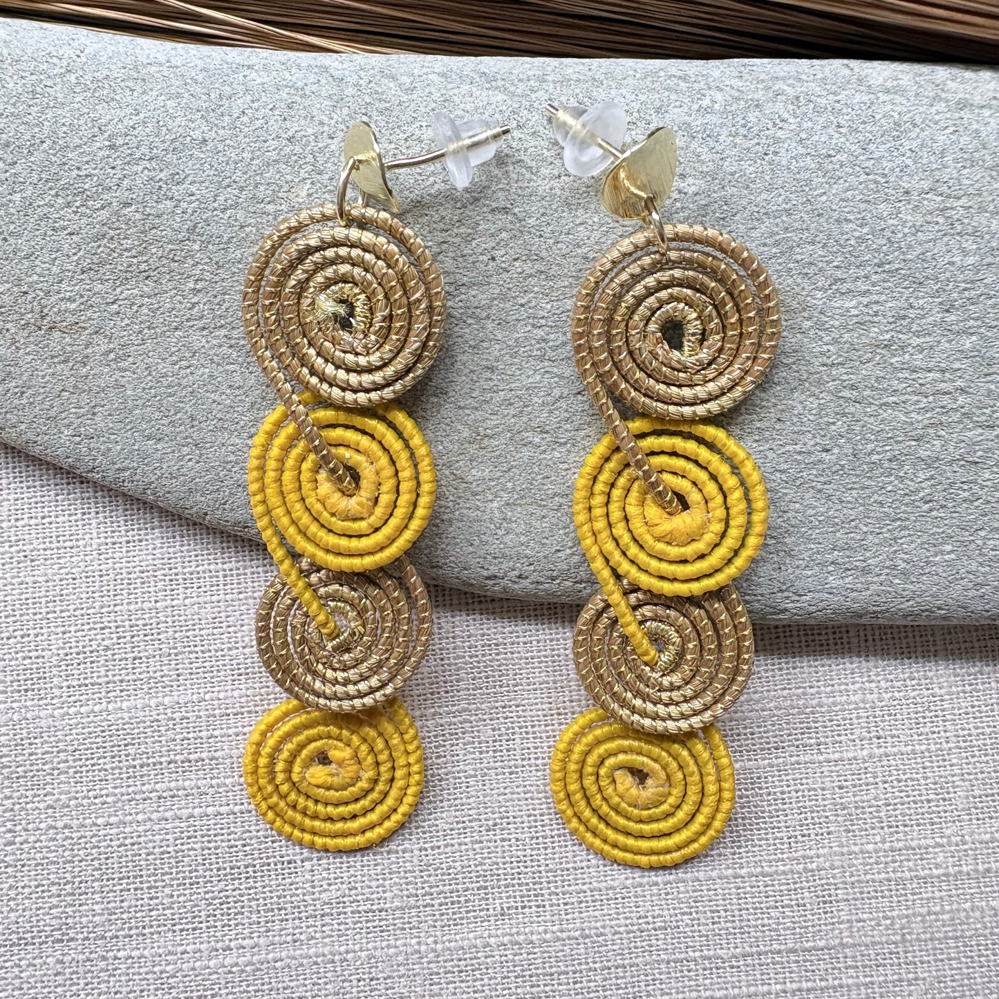 Boucles d'oreilles capim dourado et buriti jaune quatre spirales