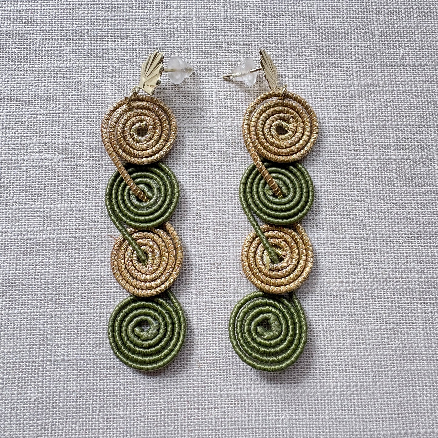 Boucles d'oreilles capim dourado et buriti vert quatre spirales