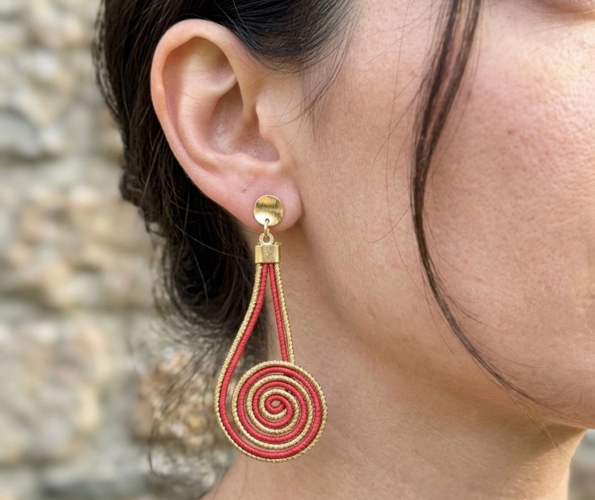 Boucles d'oreilles Capim Dourado et buriti rouge spirale
