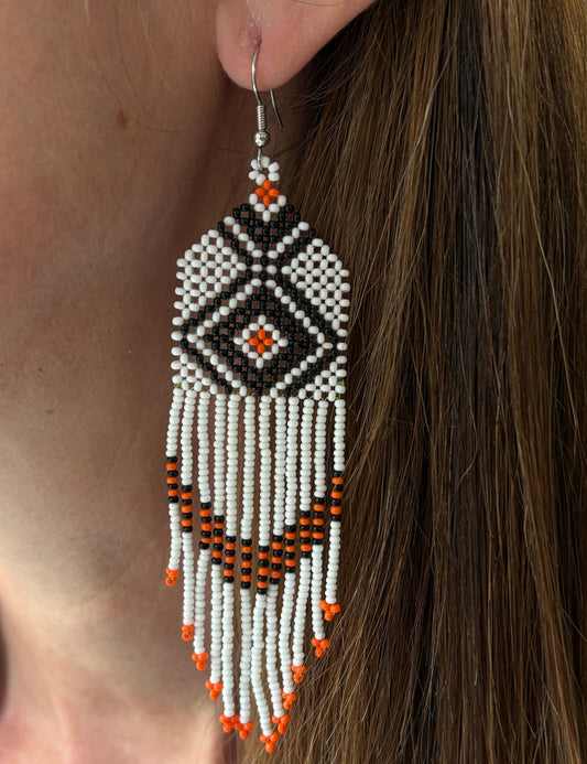 Boucles d'oreilles en perles de verre (miçanga) - blanches losange noir et orange - Ethnie Wai Wai