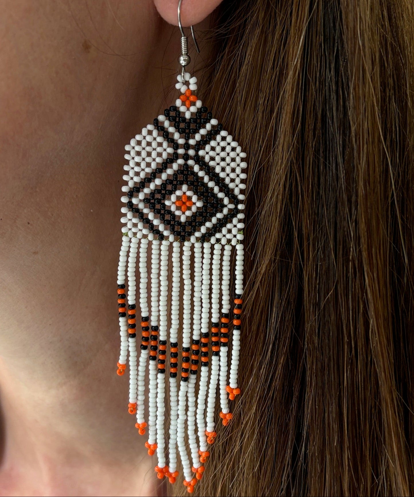 Boucles d'oreilles en perles de verre (miçanga) - blanches losange noir et orange - Ethnie Wai Wai