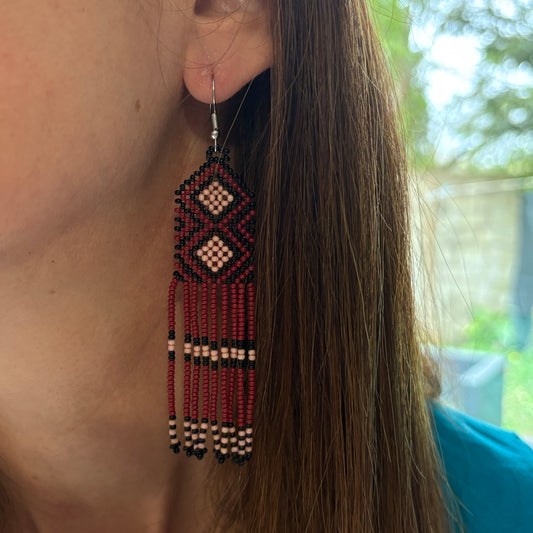 Boucles d'oreilles en perles de verre (miçanga) - bordeaux, noir et rose - Ethnie Wai Wai