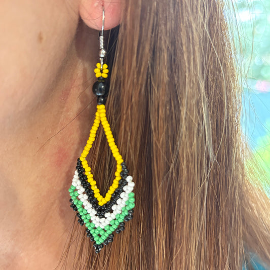 Boucles d'oreilles en perles de verre (miçanga) en V jaune pointe noire - Ethnie Wai Wai