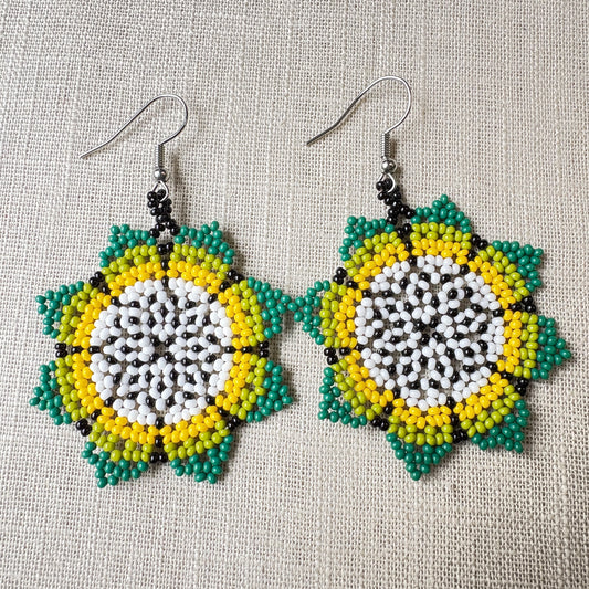Boucles d'oreilles perles de verre (Miçanga) - motif fleur - Vert blanc et jaune - Ethnie Wai Wai