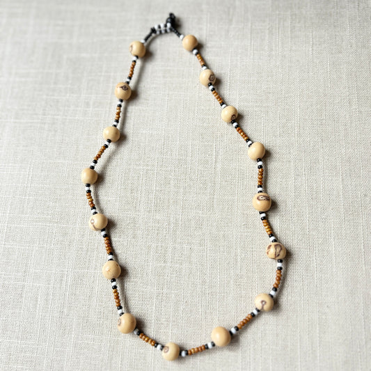 Collier en perles de verre (miçanga) marron noir et blanc et graines d'açai - Ethnie Wai Wai