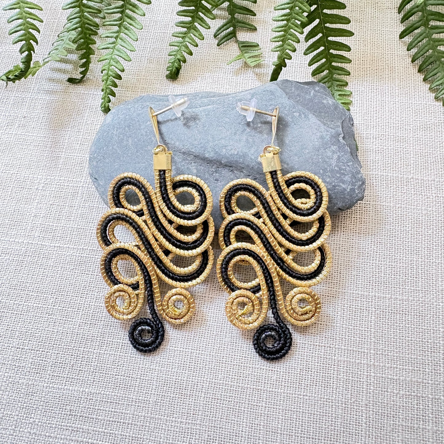 Boucles d'oreilles Capim Dourado et buriti noir entrelacés