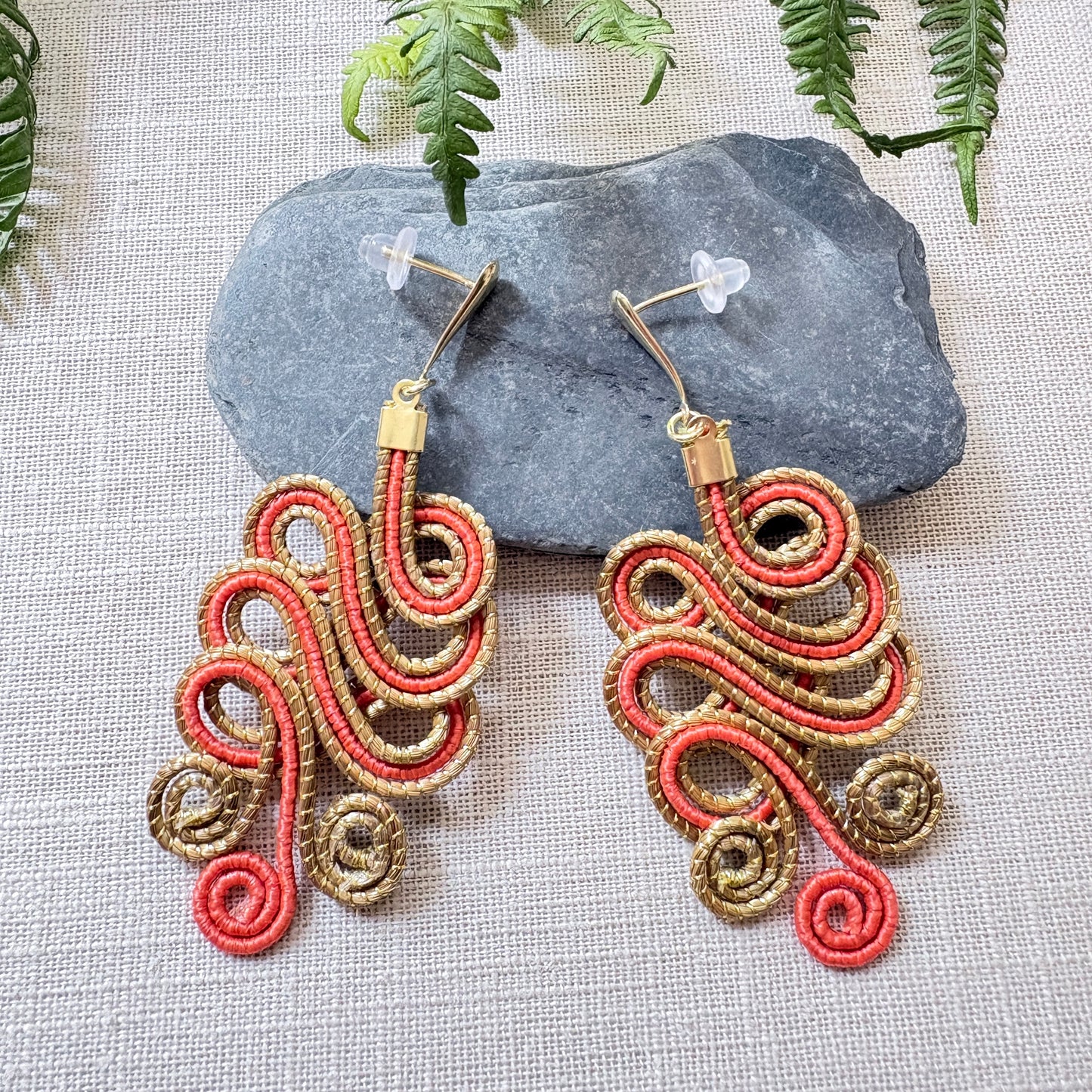 Boucles d'oreilles Capim Dourado et buriti orange entrelacés