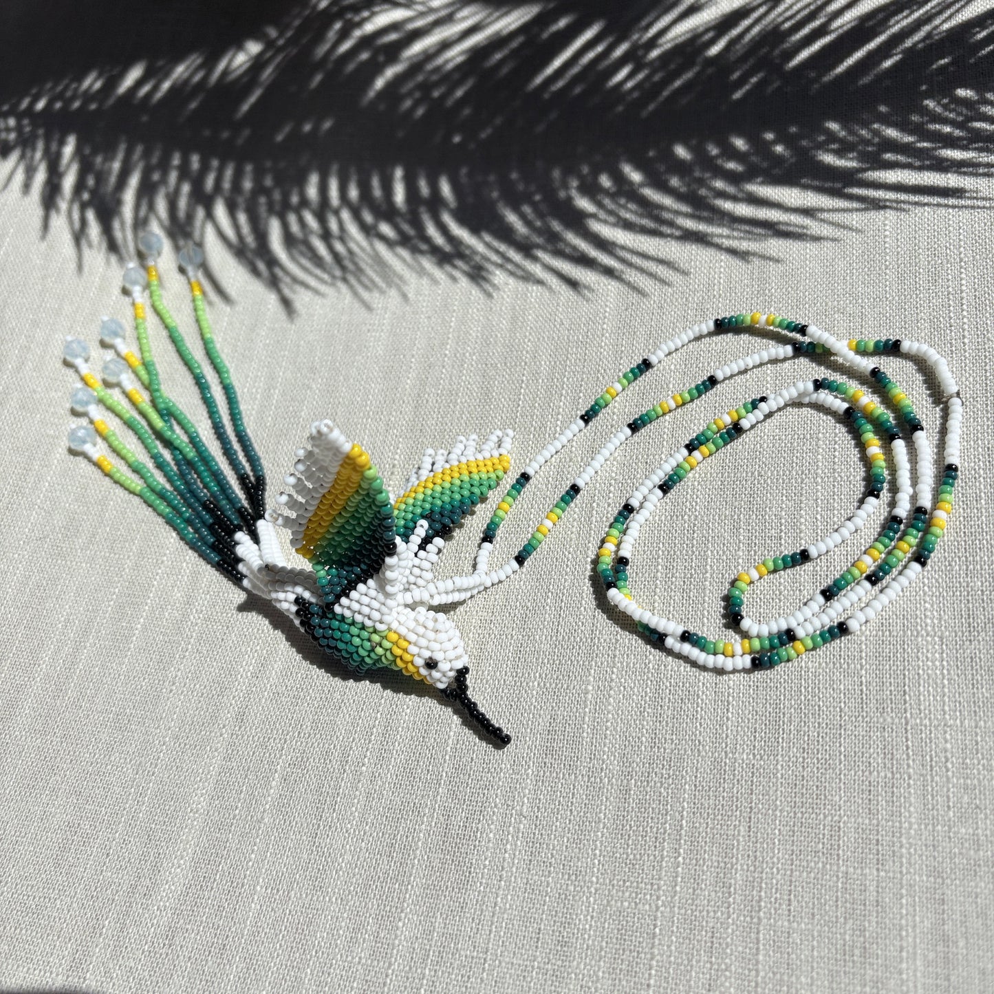 Collier en perles de verre - Colibri blanc et vert