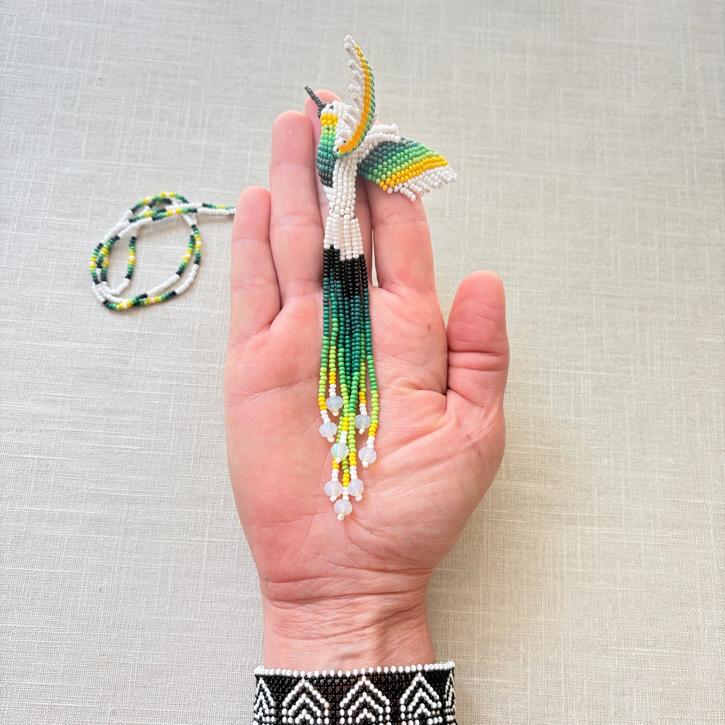 Collier en perles de verre - Colibri blanc et vert