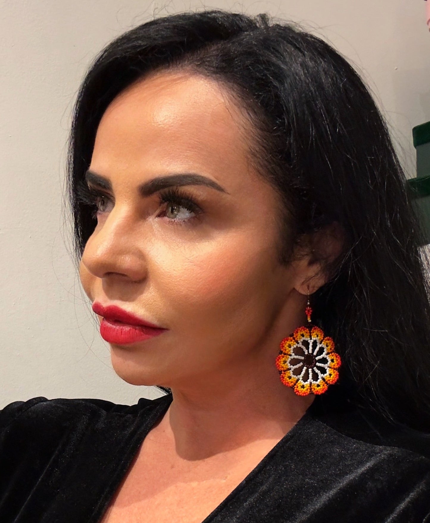 Boucles d'oreilles en perles de verre (Miçanga) - Fleur rouge orange blanc - Ethnie Borari