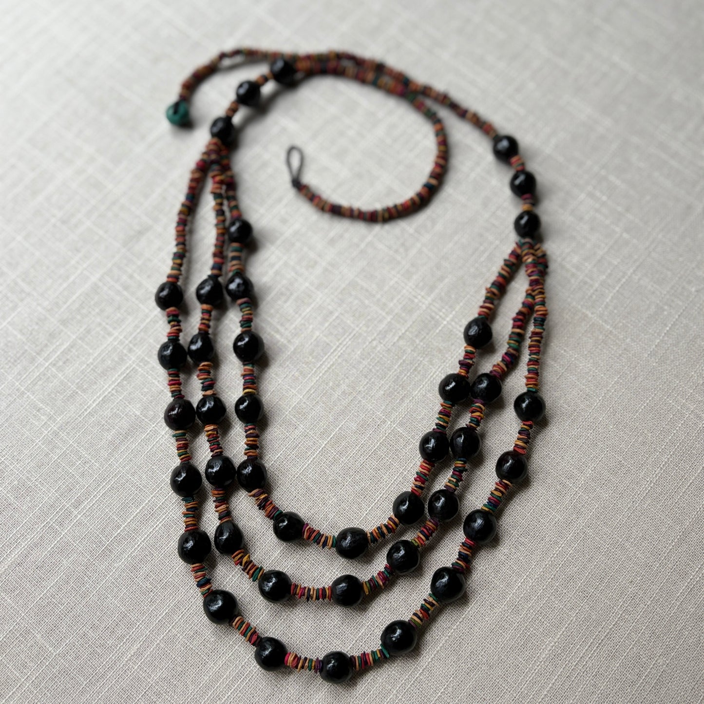 Collier de graines de morototo multicolores et saboneteira - fermeture bleu