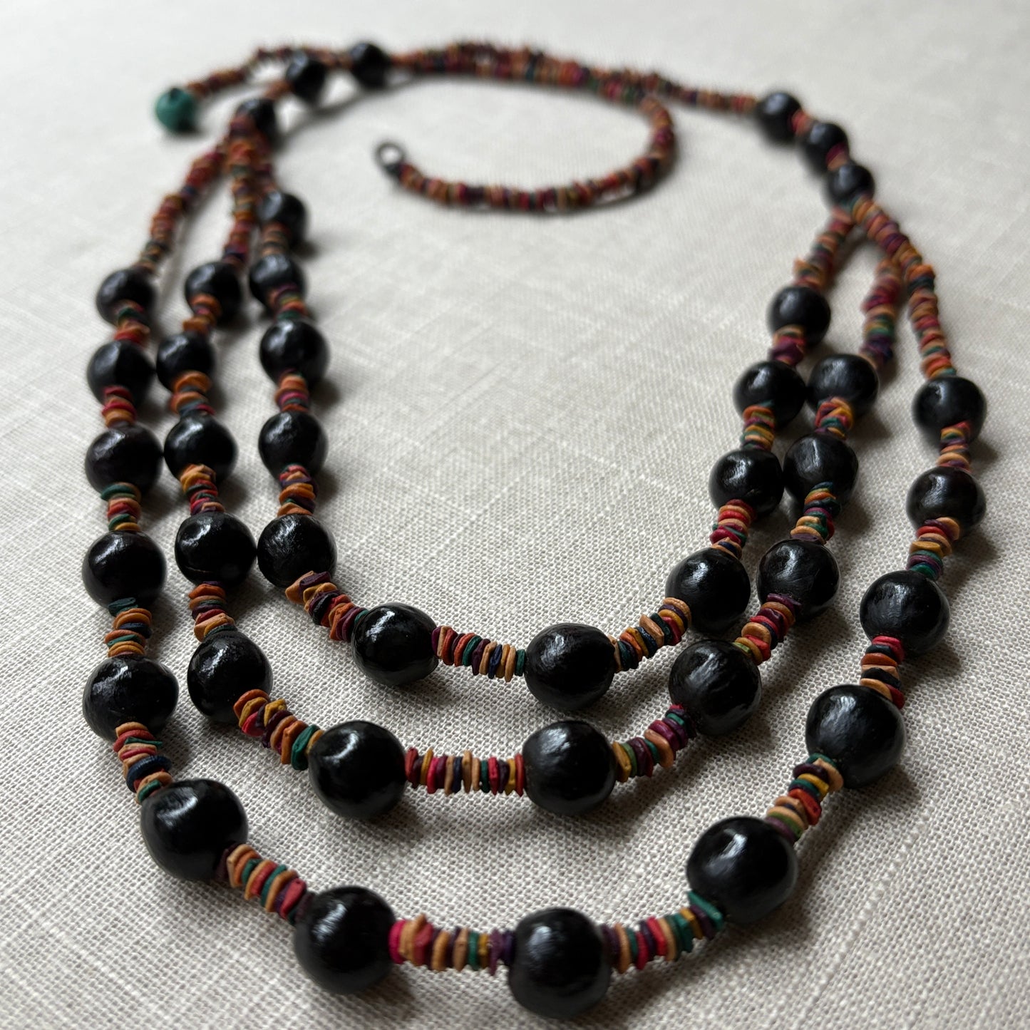 Collier de graines de morototo multicolores et saboneteira - fermeture bleu