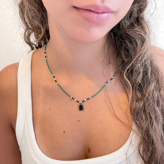 Collar de cuentas de vidrio verde y blanco (miçanga) - Etnia Borari