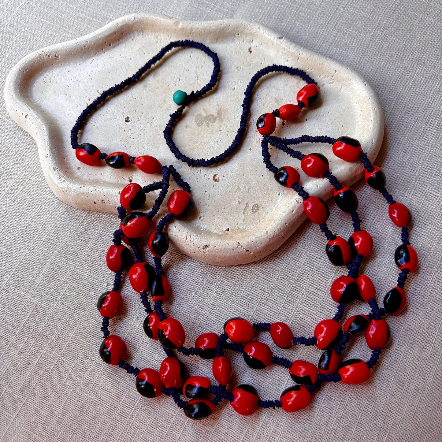 Collier de graines de morototo noir et tento rouge et noir