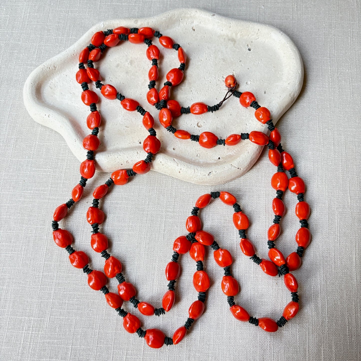 Collier de graines de morototo et tento rouge avec fermoir