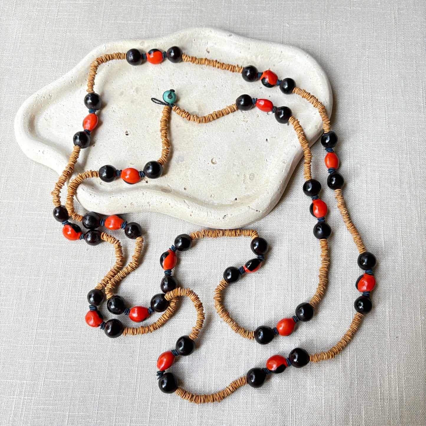Collier graines morototo naturelles, saboneteira et olho de cabra rouge et noir