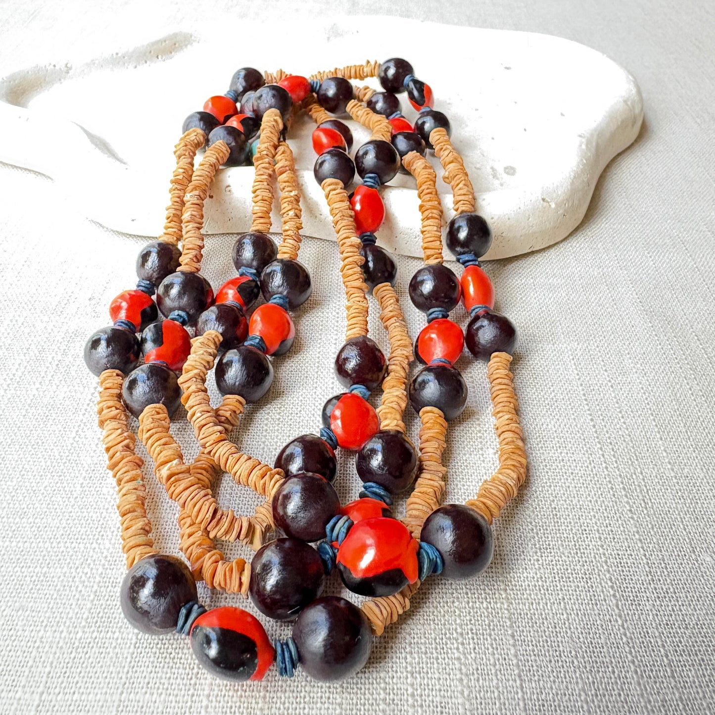 Collier graines morototo naturelles, saboneteira et olho de cabra rouge et noir