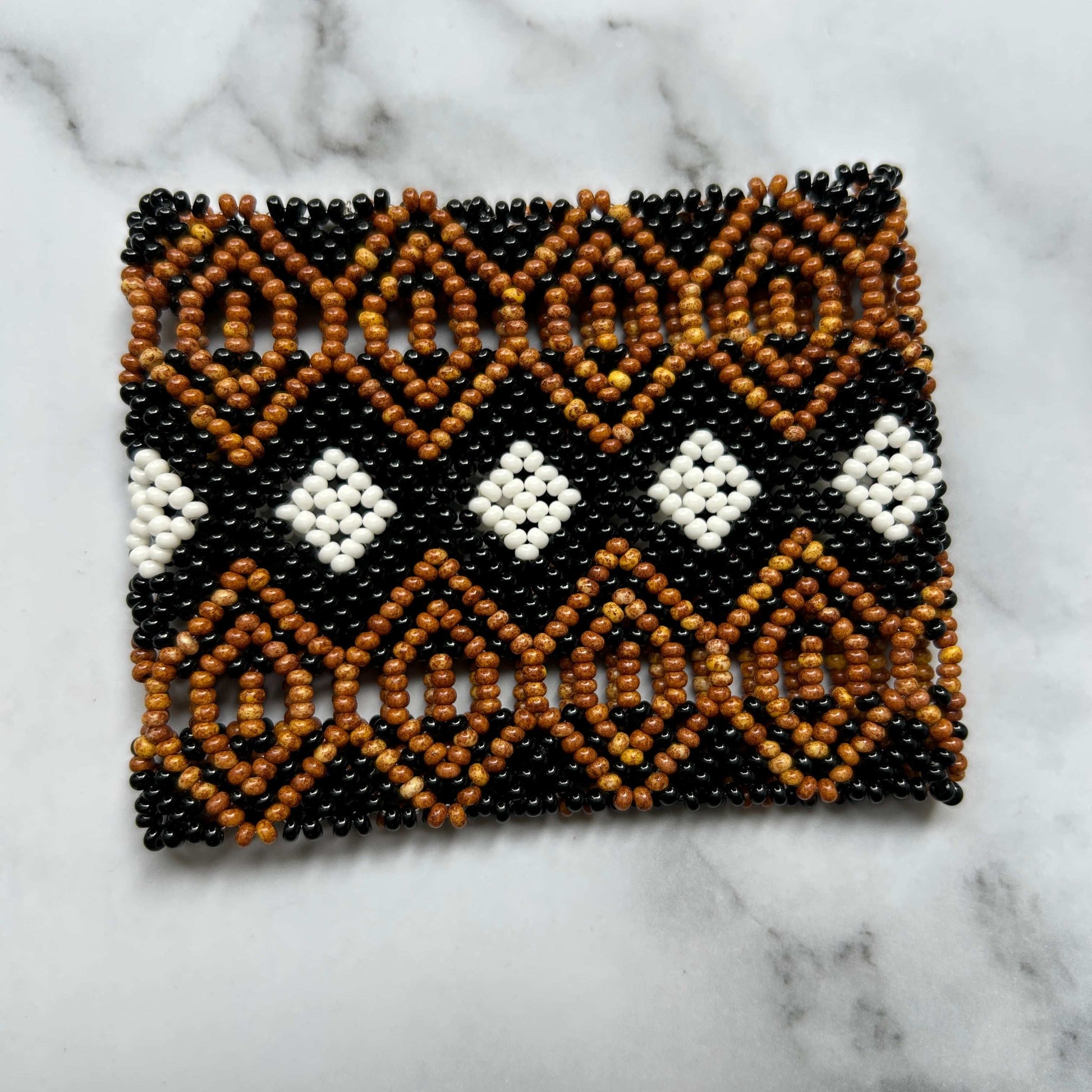 Bracelet en perles de verre (Miçanga) - noir, marron et blanc - Ethnie Mehinako