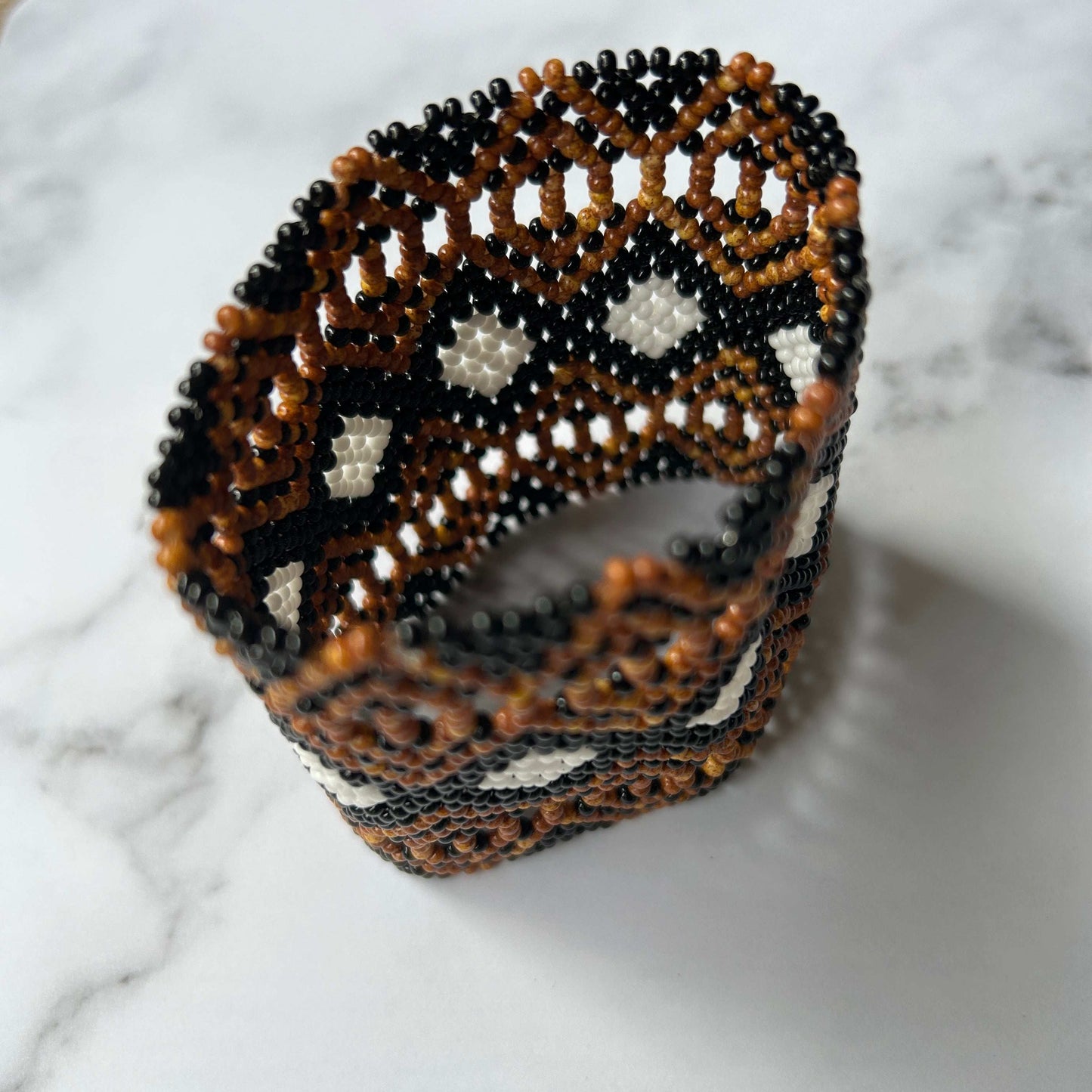 Bracelet en perles de verre (Miçanga) - noir, marron et blanc - Ethnie Mehinako